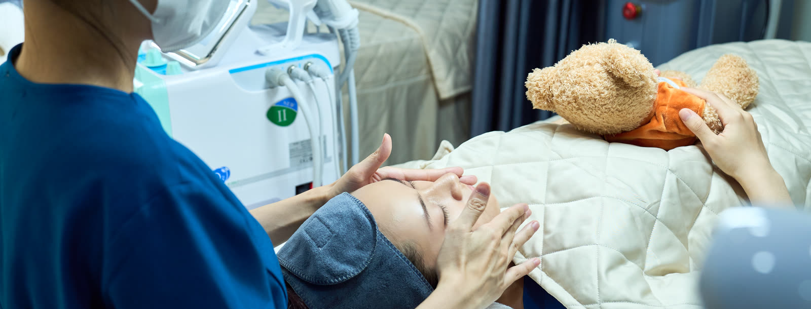 Kỹ thuật viên DA đang làm sạch da mặt cho khách
