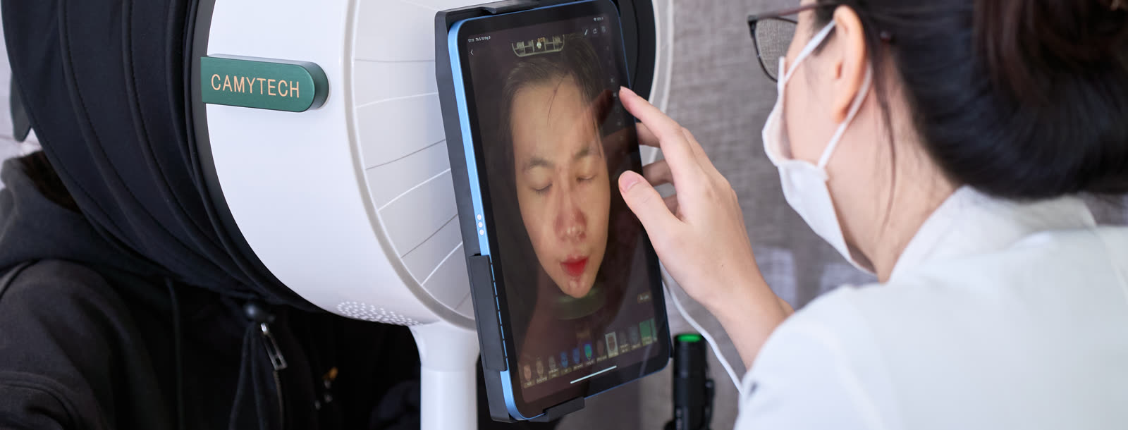 Bác sĩ DA xem kết quả soi da trên màn hình cùng khách