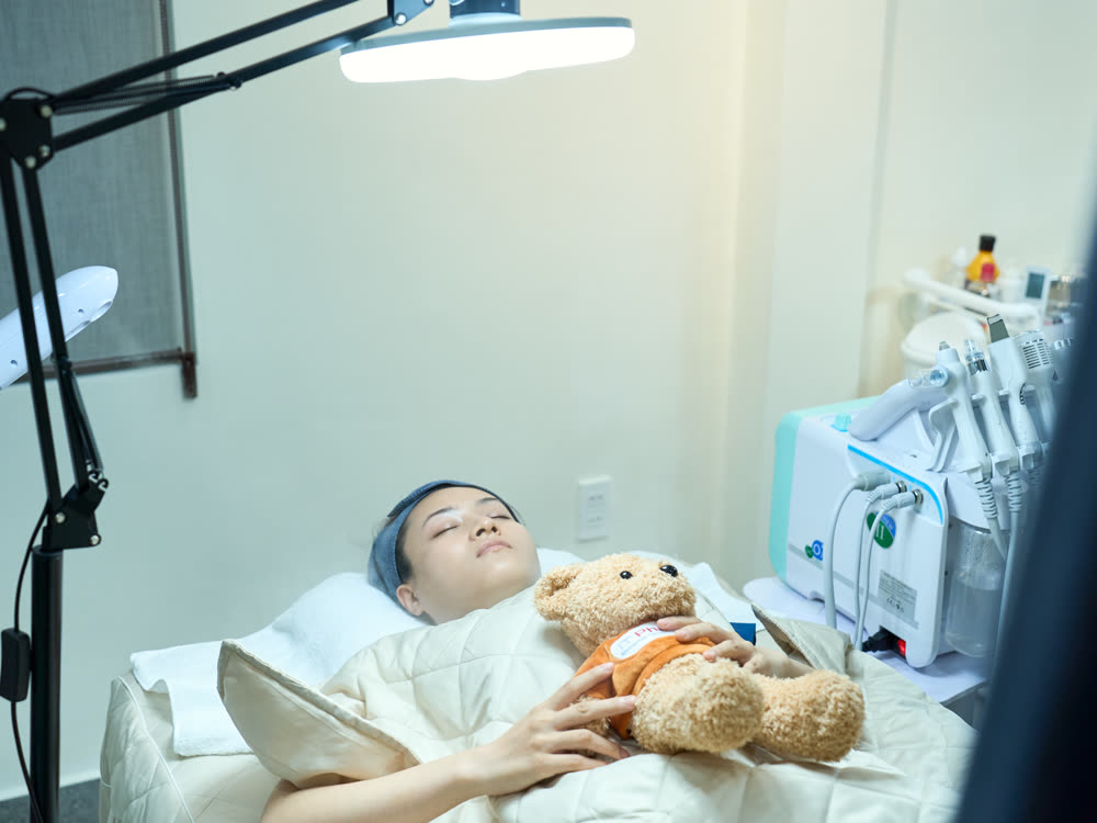 Khách nghỉ ngơi trong buổi chăm sóc da tại DA