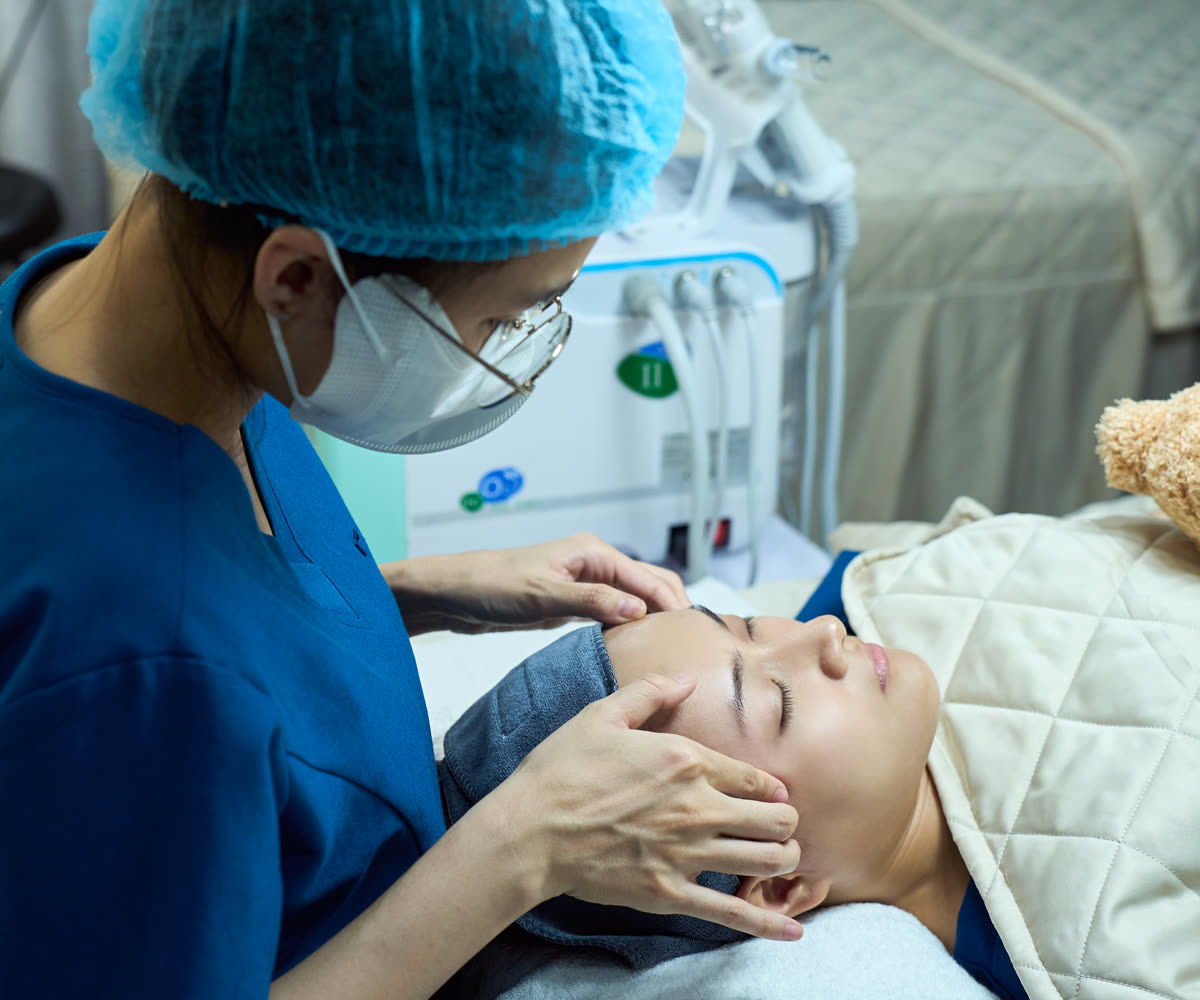 Kỹ thuật viên DA đang chăm sóc da mặt cho khách