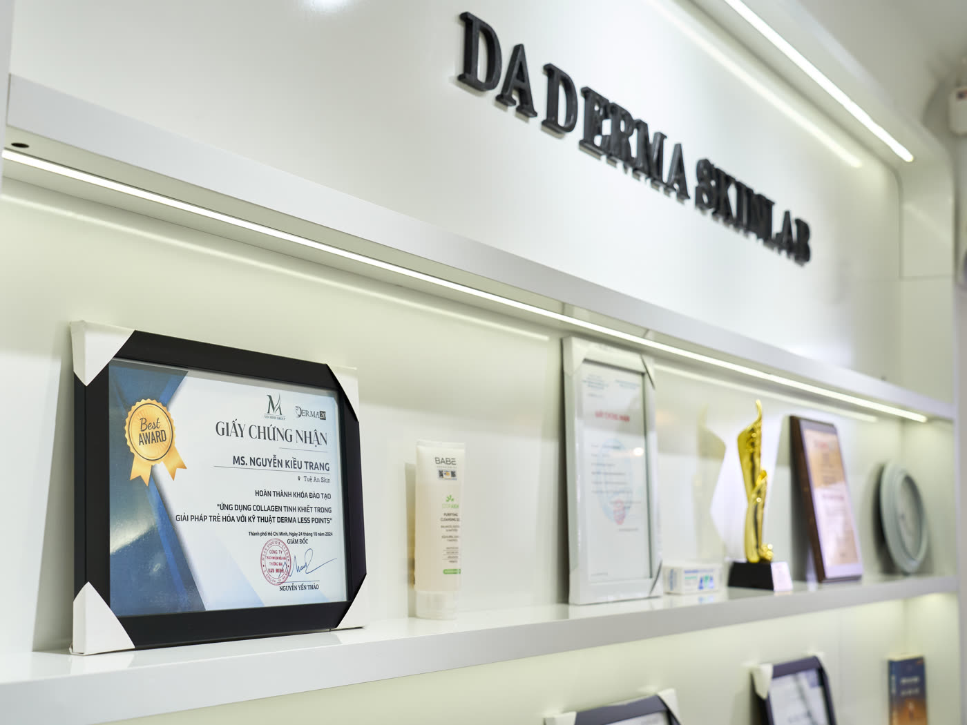 Tường thương hiệu và giấy chứng nhận tại DA Derma Skinlab