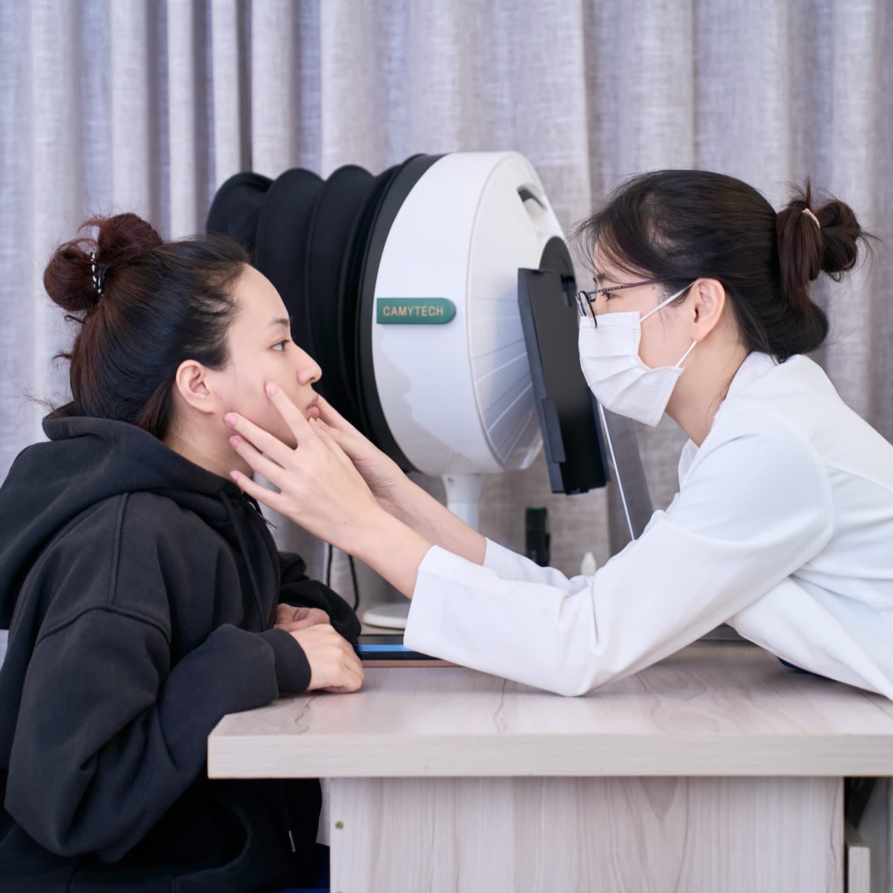Bác sĩ DA soi da và tư vấn cho khách