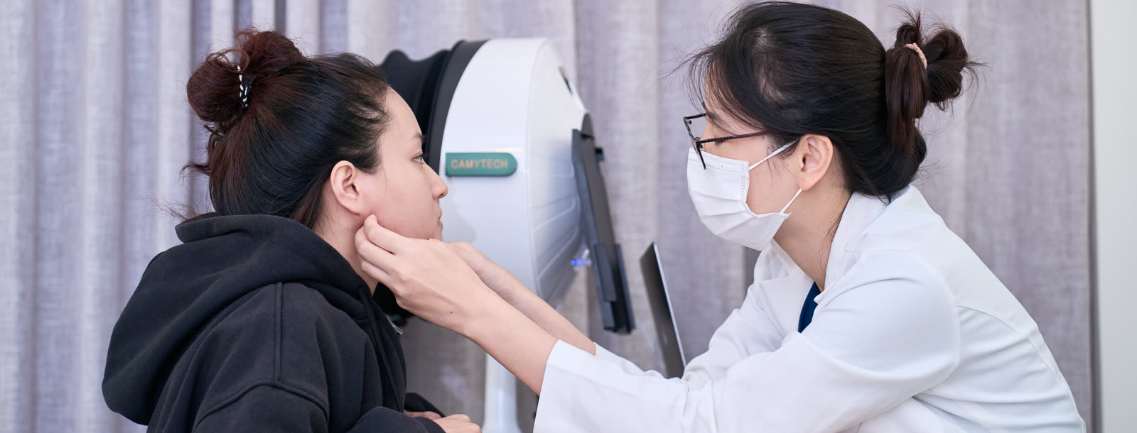 Bác sĩ DA đánh giá da cho khách trước khi peel