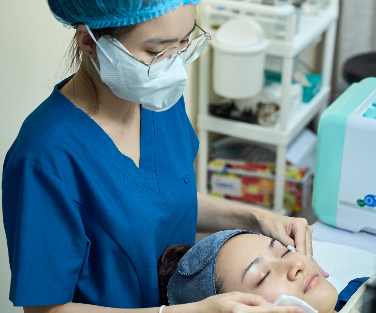 Kỹ thuật viên DA thực hiện bước chăm sóc da cho khách