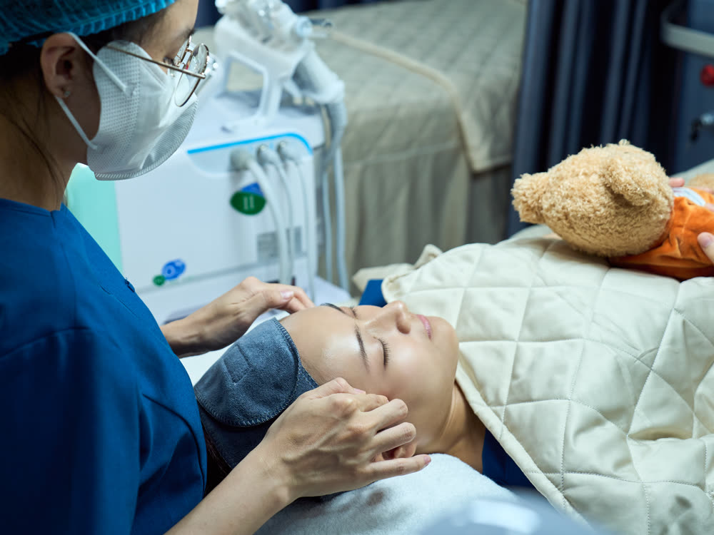 Kỹ thuật viên DA thực hiện bước chăm sóc da trên giường